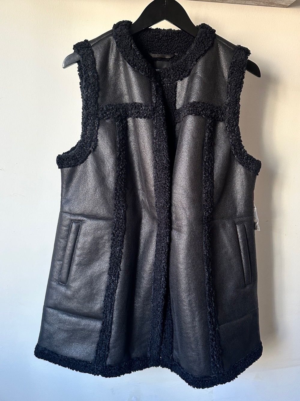 Nic+zoe Black Faux Shearling Trim Sleeveless Coat - Women medium